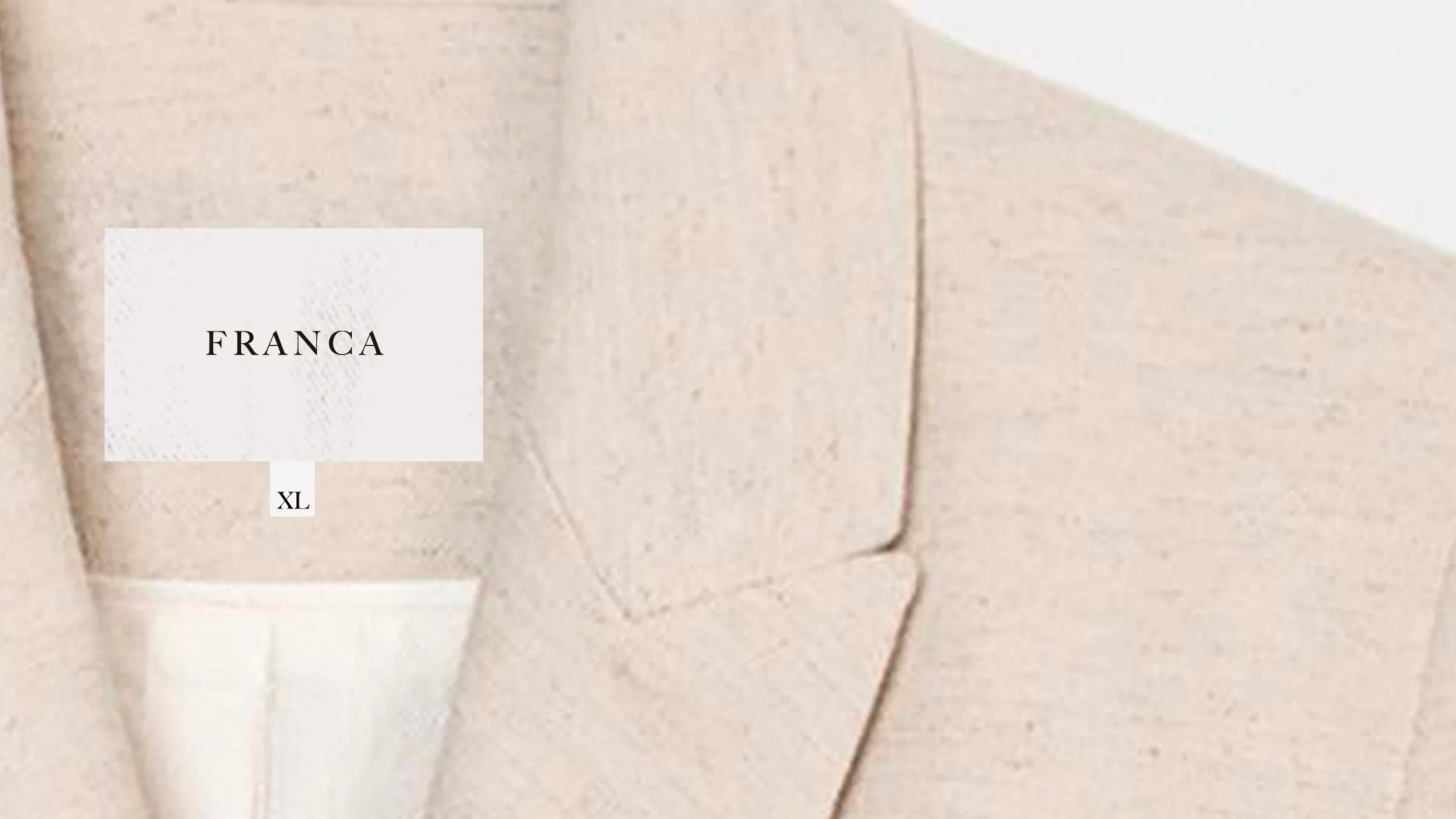Etiqueta en blazer claro - Franca