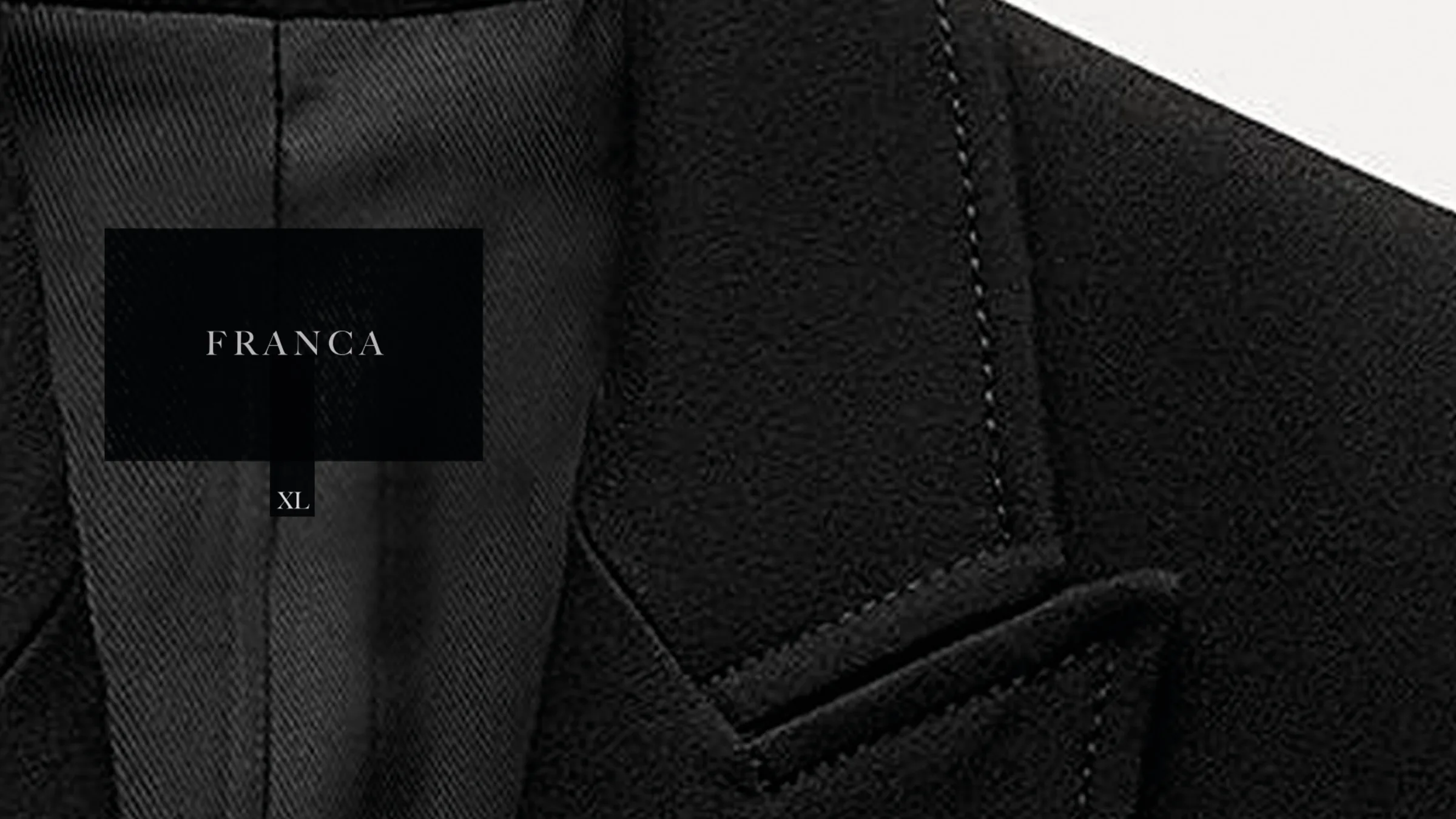 Etiqueta en blazer negro - Franca